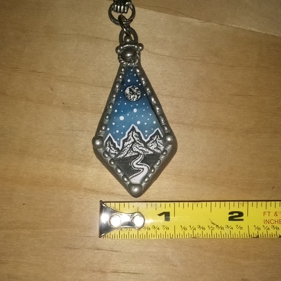 Metal pendant with mountain and sky artwork on resin - Picture 4 of 8
